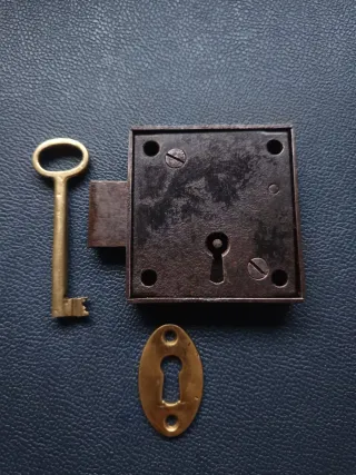Antigua cerradura y llave de latón