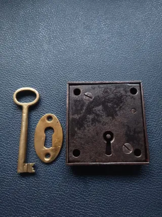 Antigua cerradura y llave de latón