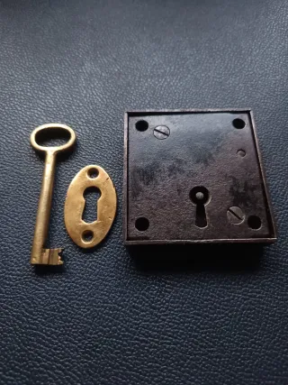 Antigua cerradura y llave de latón