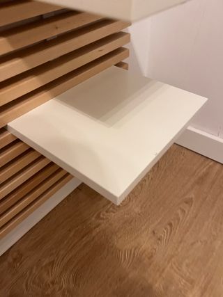 Cabecero de madera con estantes flotantes