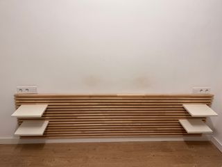 Cabecero de madera con estantes flotantes