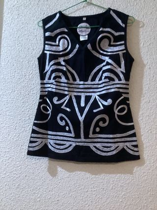 Blusa negra sin mangas bordada.