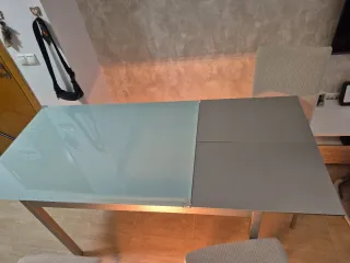 Mesa de cristal y metal