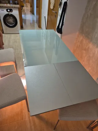 Mesa de cristal y metal