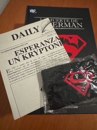 La muerte de Superman + pulsera + periódico