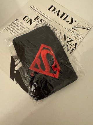 La muerte de Superman + pulsera + periódico