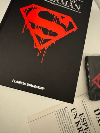 La muerte de Superman + pulsera + periódico