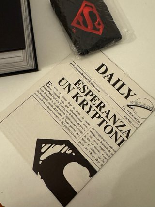La muerte de Superman + pulsera + periódico