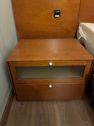 Mesita de noche de madera con cajones