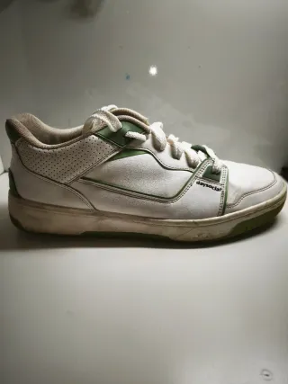 Zapatillas deportivas blancas y verdes