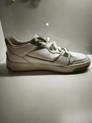 Zapatillas deportivas blancas y verdes