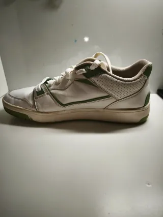 Zapatillas deportivas blancas y verdes