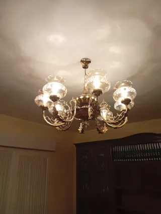 Lámpara de techo dorada y transparente