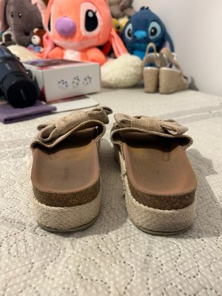 Sandalias esparto con lazo beige