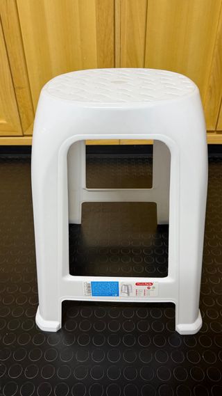 Taburete blanco de plástico sin estrenar