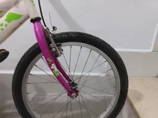 Bicicleta BMX infantil blanca y verde