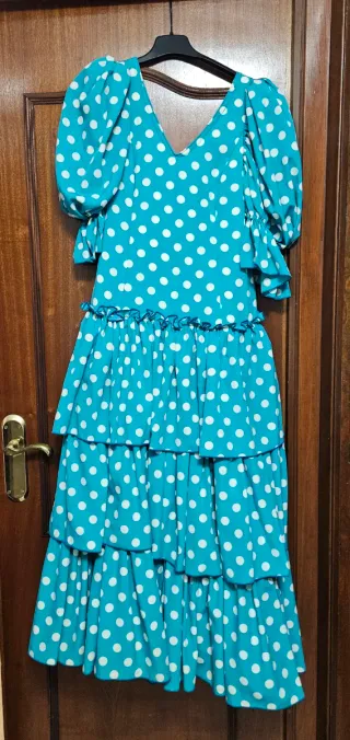 Traje de flamenca azul con lunares blancos