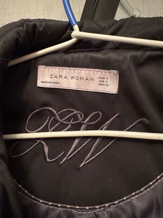 Chaqueta acolchada negra botones metálicos