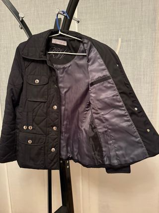 Chaqueta acolchada negra botones metálicos