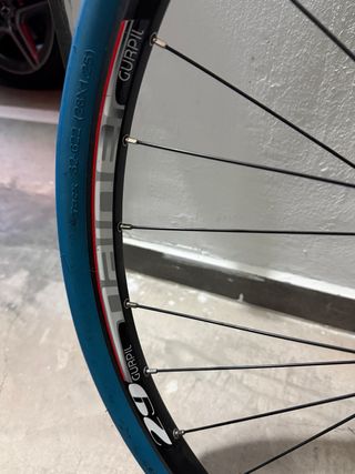 Rodillo inteligente ciclismo Bkool + rueda