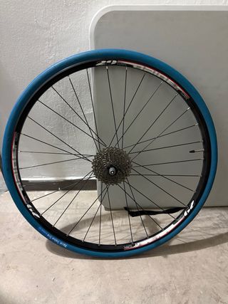 Rodillo inteligente ciclismo Bkool + rueda