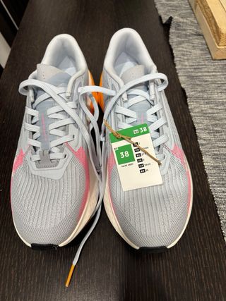 Zapatillas running grises y rosas