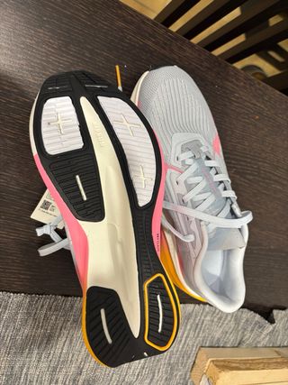 Zapatillas running grises y rosas