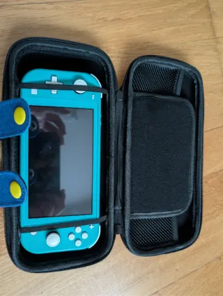Nintendo Switch Lite Azzurro Chiaro in buone condizioni