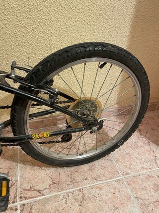 Bicicleta BTWIN Negra y Amarilla