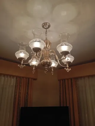 Lámpara de techo dorada con tulipas de cristal