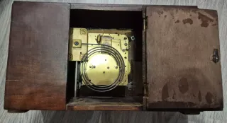 Reloj de mesa antiguo decorativo