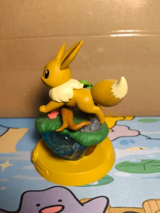 Figura Eevee x Funism con carta holográfica