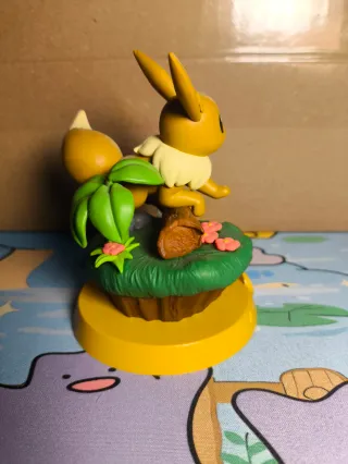 Figura Eevee x Funism con carta holográfica