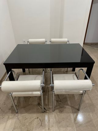 Mesa oscura con 4 sillas y enaguas