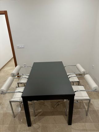 Mesa oscura con 4 sillas y enaguas