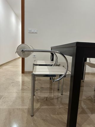 Mesa oscura con 4 sillas y enaguas