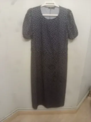 Vestido azul con lunares blancos