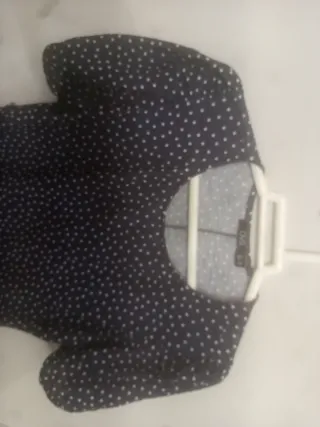 Vestido azul con lunares blancos