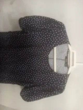 Vestido azul con lunares blancos