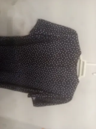 Vestido azul con lunares blancos