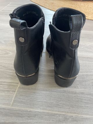 Botines negros efecto piel con cremallera