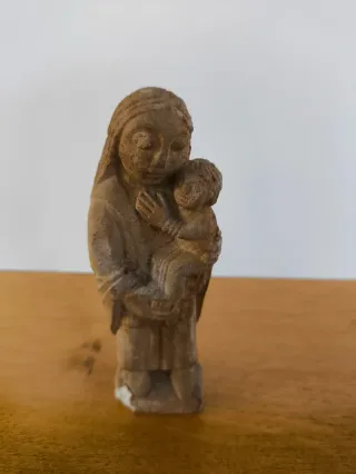 VIRGEN EN GRUTA DE PIEDRA