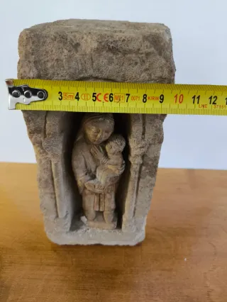 VIRGEN EN GRUTA DE PIEDRA