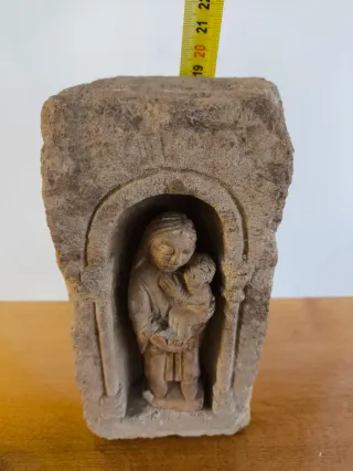 VIRGEN EN GRUTA DE PIEDRA