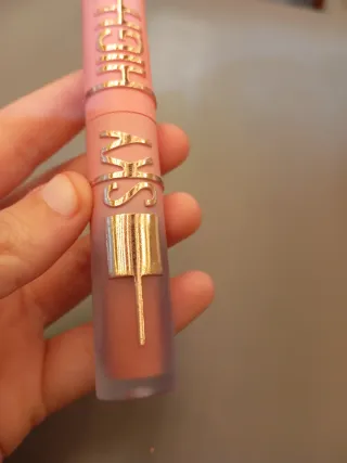 Rossetto rosa con dettagli oro