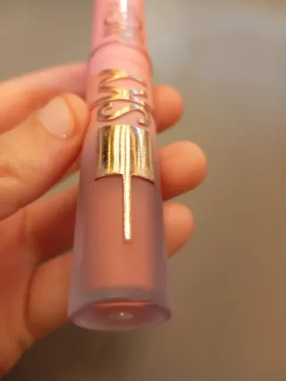 Rossetto rosa con dettagli oro