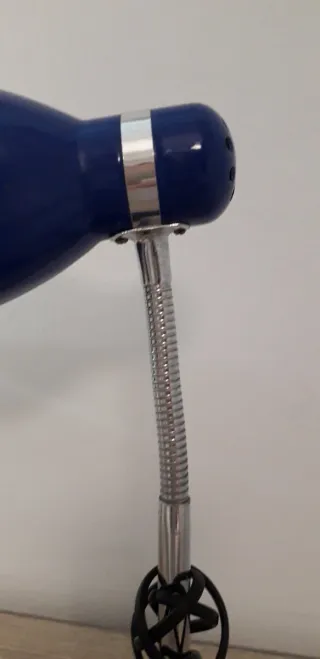 Lámpara de mesa azul y plateada