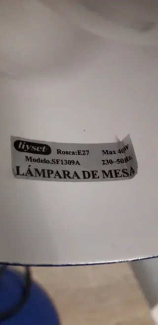 Lámpara de mesa azul y plateada