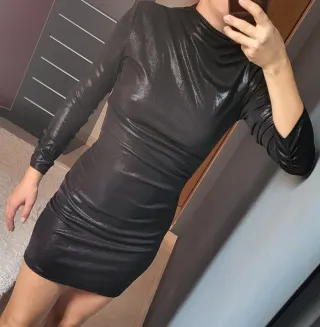 Vestido corto negro brillante