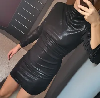 Vestido corto negro brillante